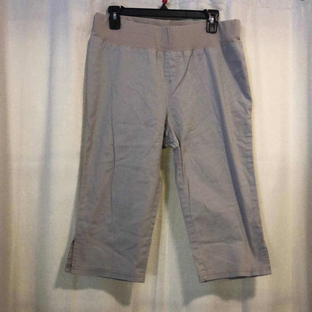 🔹 4 for $30 Oh Baby Khaki Capris